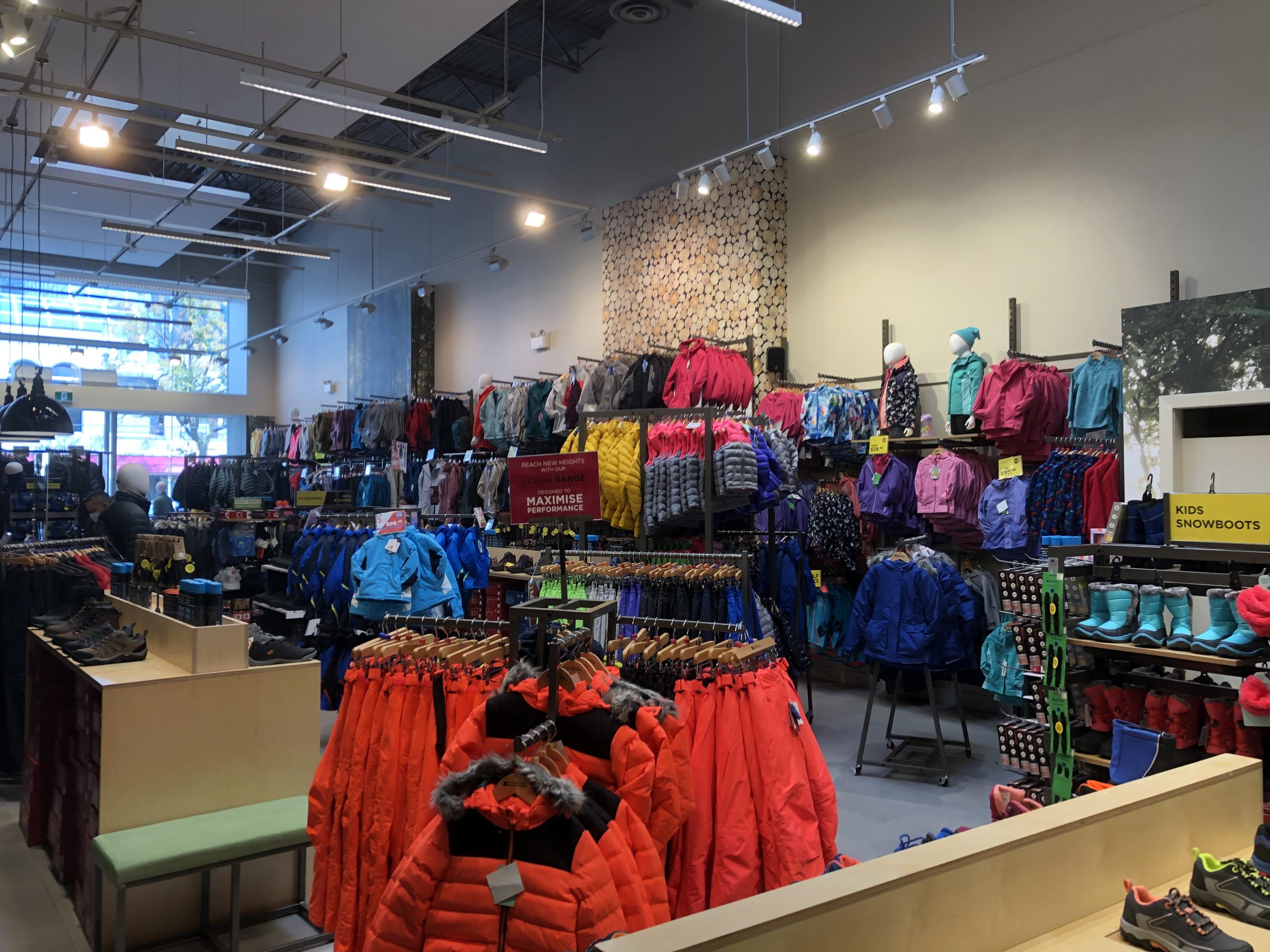 Mountain Warehouse Canada - Hello Robson Street! 👋 Our brand new store  opened in Robson Street, Vancouver BC last week, come in and shop all your Mountain  Warehouse favourites!