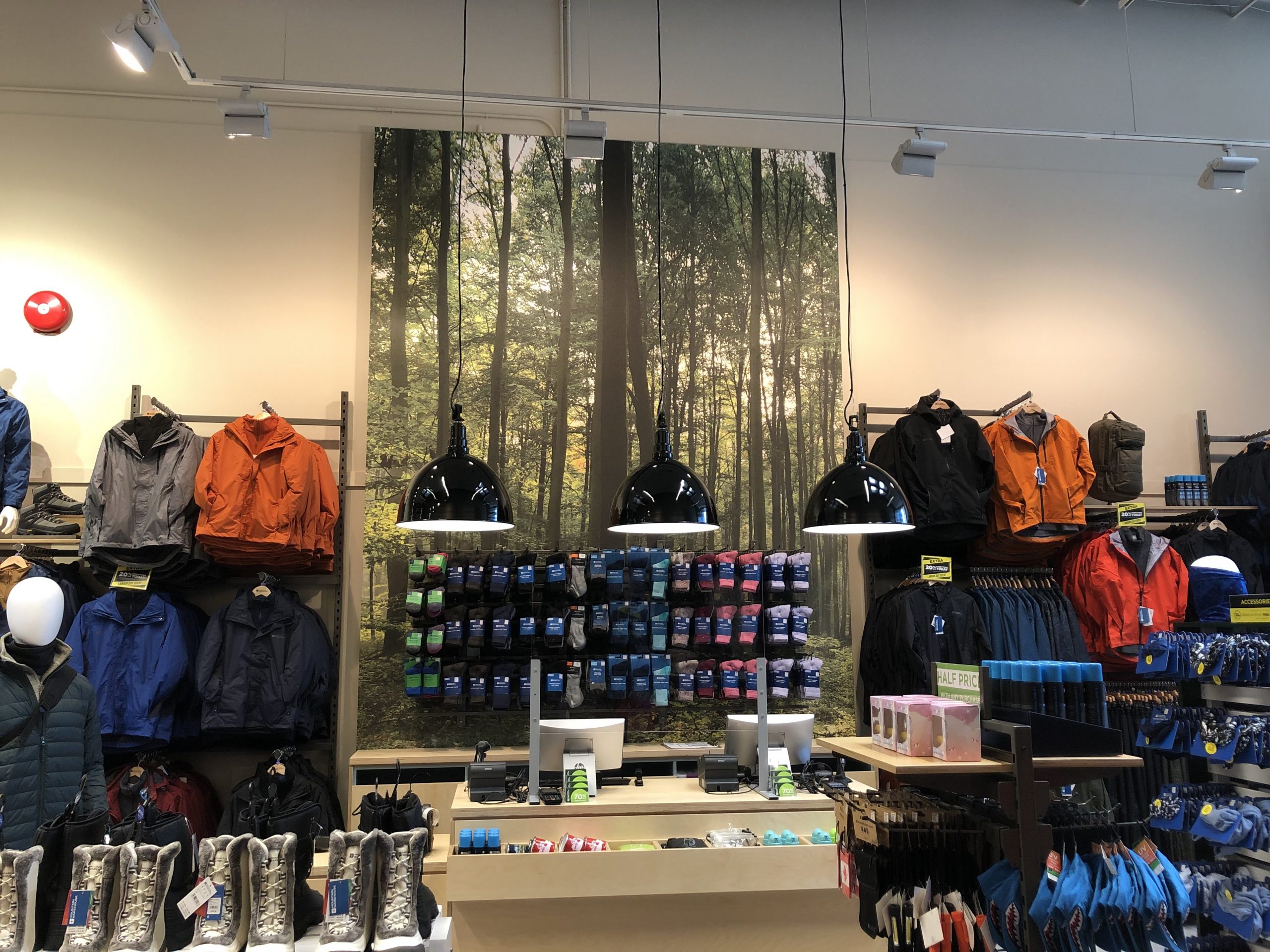 Mountain Warehouse Canada - Hello Robson Street! 👋 Our brand new store  opened in Robson Street, Vancouver BC last week, come in and shop all your Mountain  Warehouse favourites!